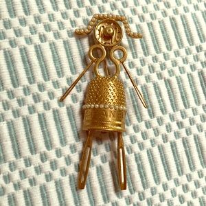 CHANEL thimble girl brooch in gold.